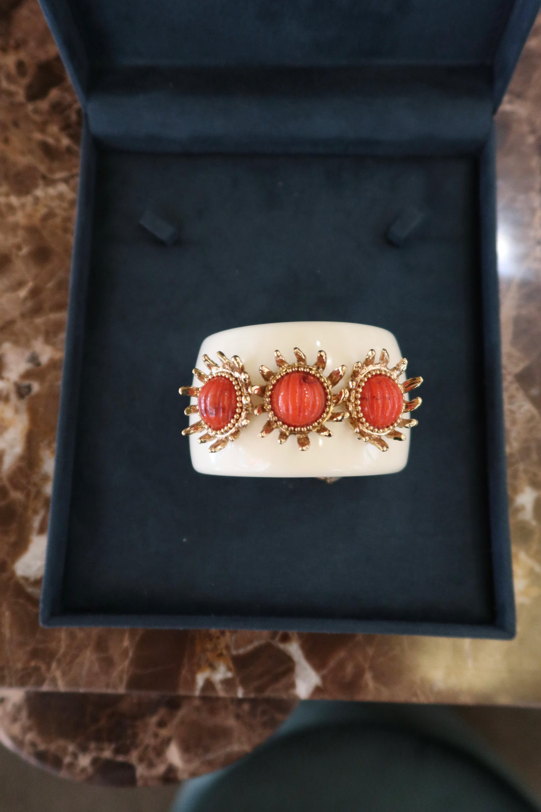 WHITE BRACELET WITH CORAL