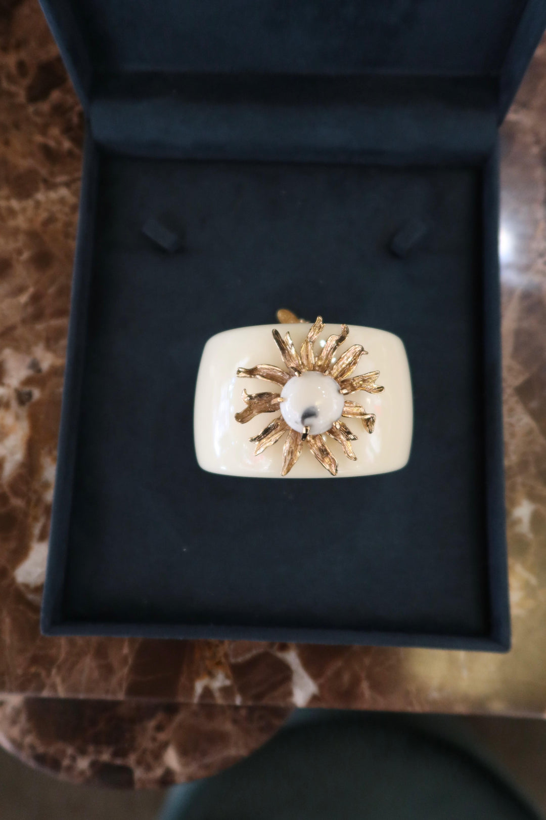 WHITE BRACELET WITH WHITE FLOWER