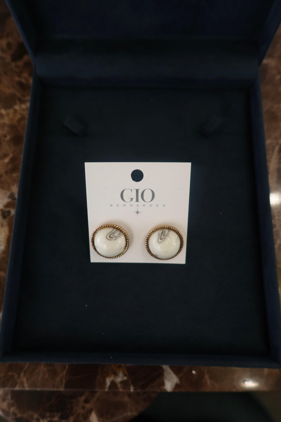 EARRING WITH WHITE STONES AND GOLD