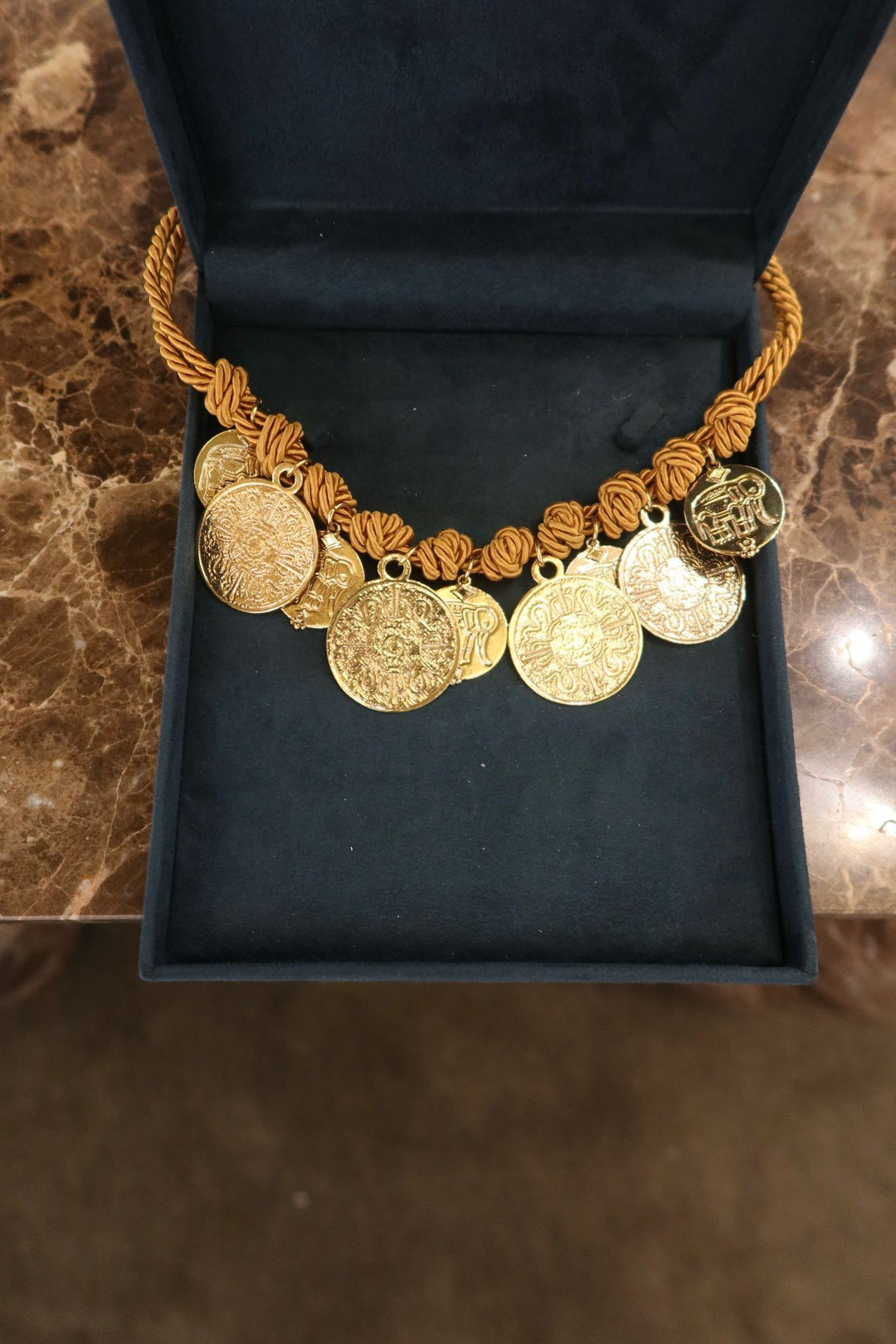 CARAMEL ROPE NECKLACE WITH MEDAL PENDANTS