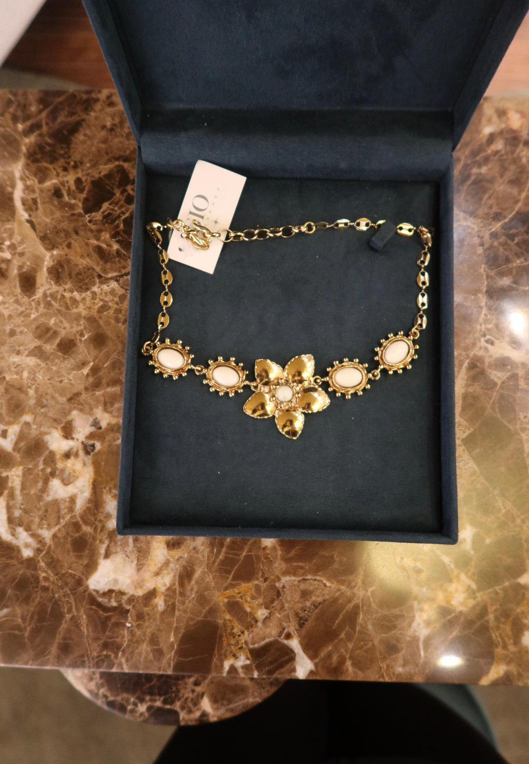 WHITE AND GOLD FLOWER NECKLACE