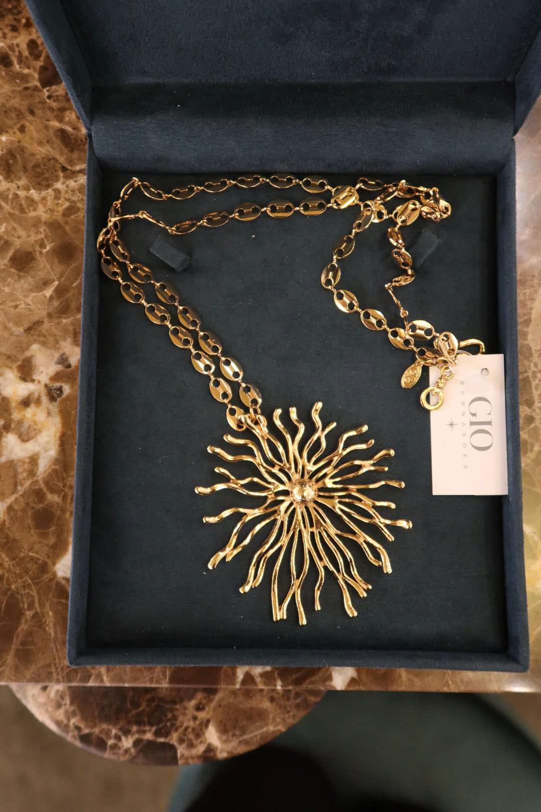 LONG GOLDEN NECKLACE WITH SINGLE PENDANT
