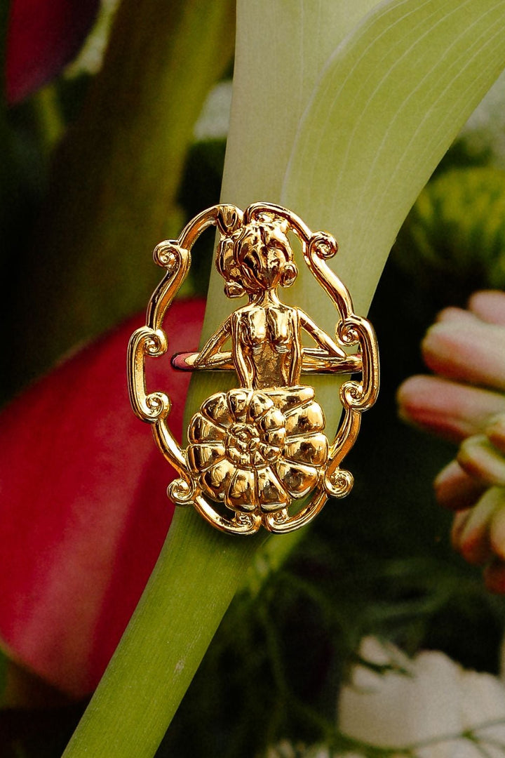 Gold-plated hoop earring with a floral pattern