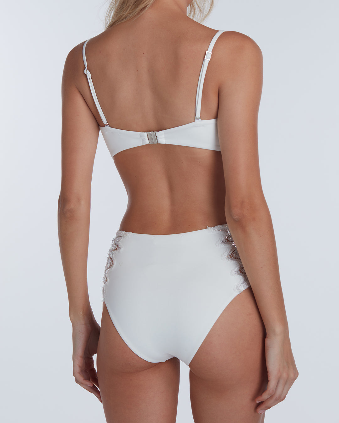 Bikini con paillettes ricamate - Top Bandeau + Hot Pants - Bianco